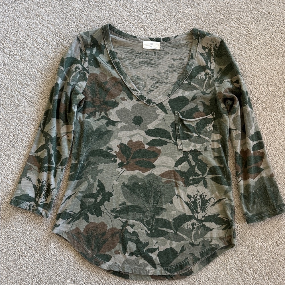 T.La V-Neck 3/4 Sleeve Top